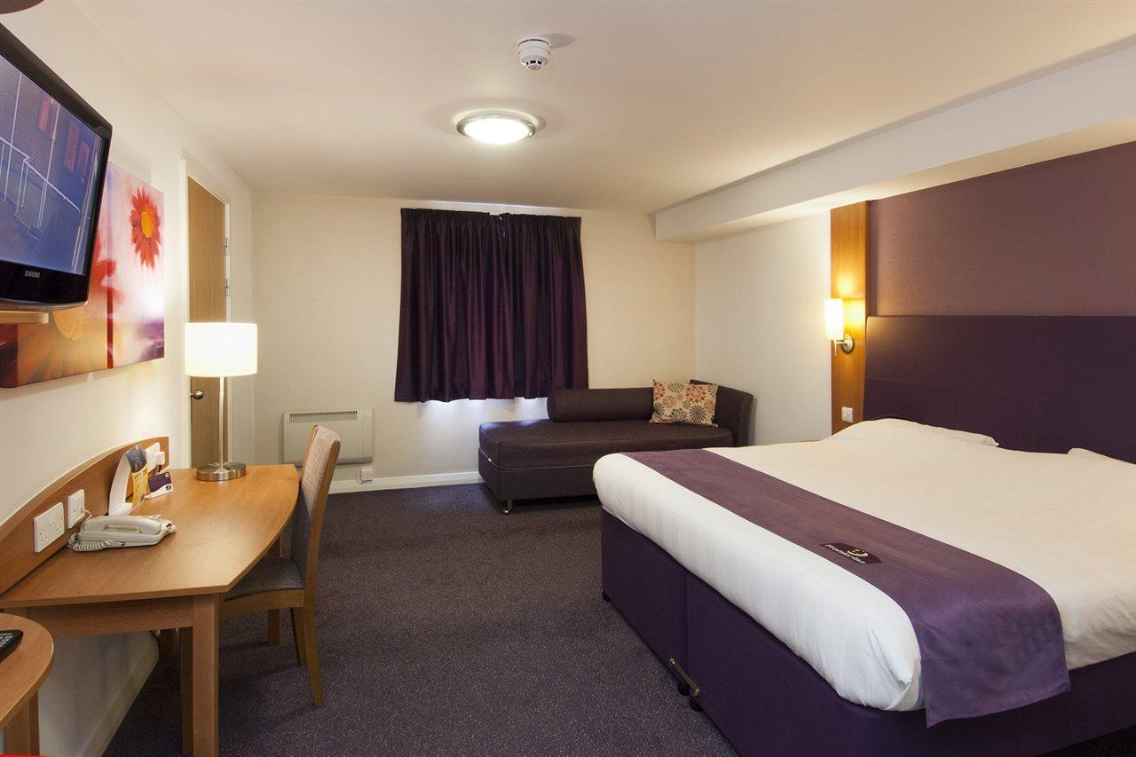 Premier Inn Premier Inn Silverstone 塞勒斯汉姆 外观 照片