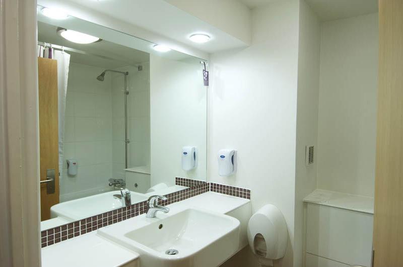 Premier Inn Premier Inn Silverstone 塞勒斯汉姆 外观 照片